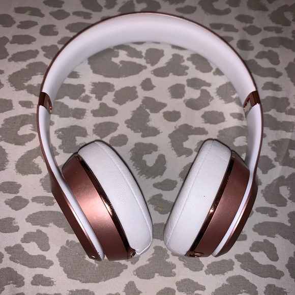 Apple Rosegold Beats Solo3 Wireless Headphones - Picture 1 of 16